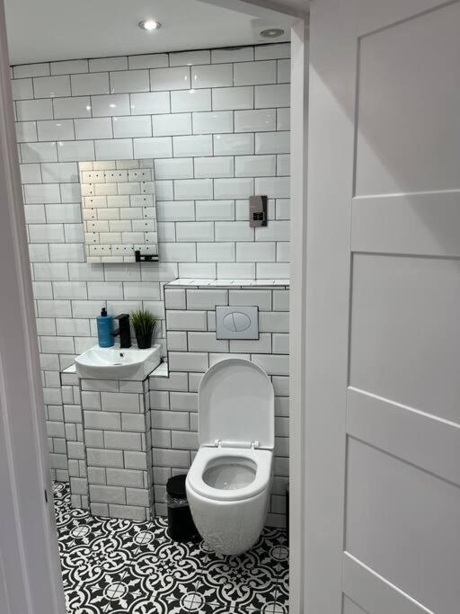 ULTRA LAVISH APARTMENT SLEEPS 4 GUEST COMFY, NETFLIX, 1 x Double Bed , 2 x Single Beds Glasgow Exterior foto